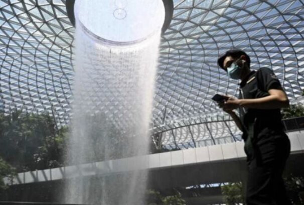 مردم سنگاپور به طراحی پوشیدنی‌های هوشمند ردیاب کرونا اعتراض کردند