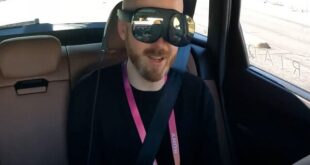 تجربه استفاده از هدست واقعیت مجازی در یک خودروی خودران