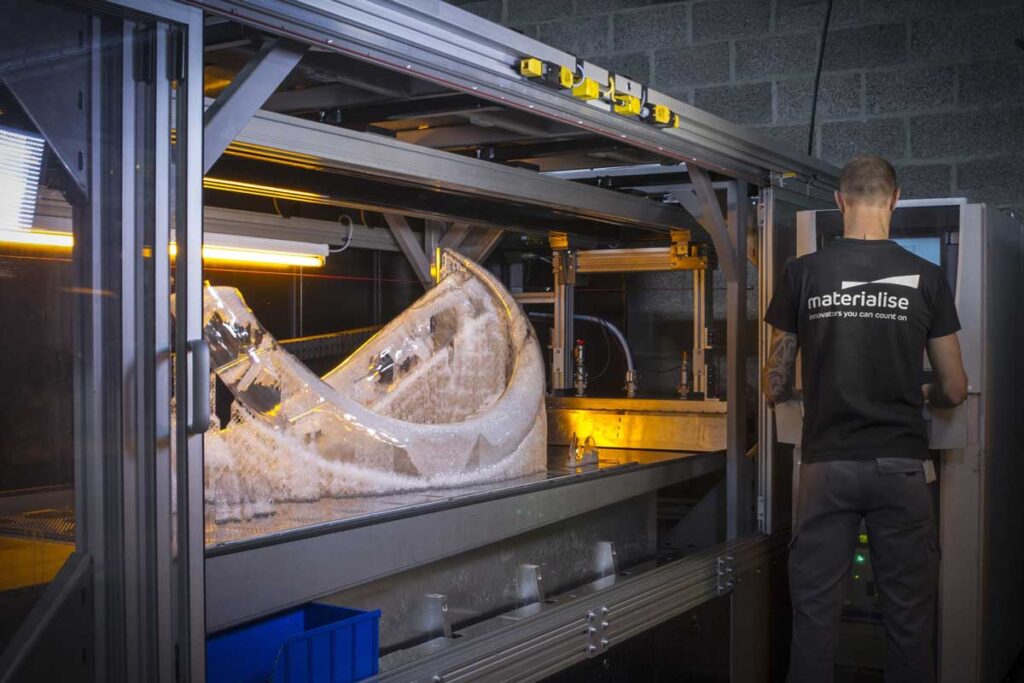 عاج‌های ماموت چاپ سه بعدی از دستگاه استریولیتوگرافی برداشته می‌شوند.