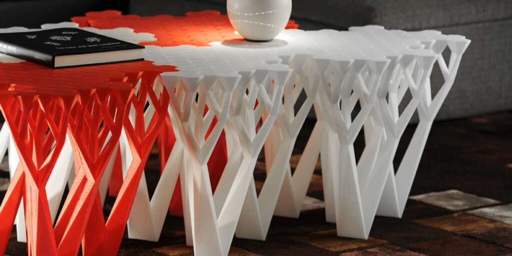 یک میز مدولار نارنجی و سفید با چاپ سه بعدی.