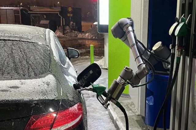 بازوی رباتیک متصدی پمپ بنزین