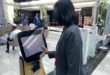 ربات اماراتی که گذرنامه را اسکن می‌کند