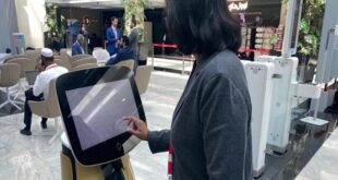 ربات اماراتی که گذرنامه را اسکن می‌کند