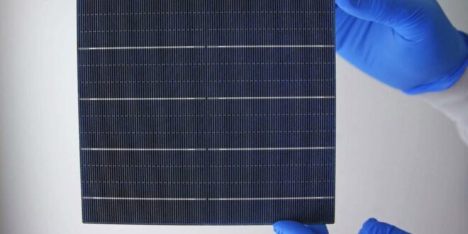 بیل گیتس هوش مصنوعی را برای تحول پنل های خورشیدی به کار می‌گیرد