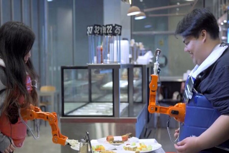 بازوی رباتیک برای کمک به غذا خوردن ساخته شد