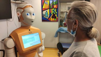 ساخت ربات‌هایی که به بیماران مسن کمک می‌کند